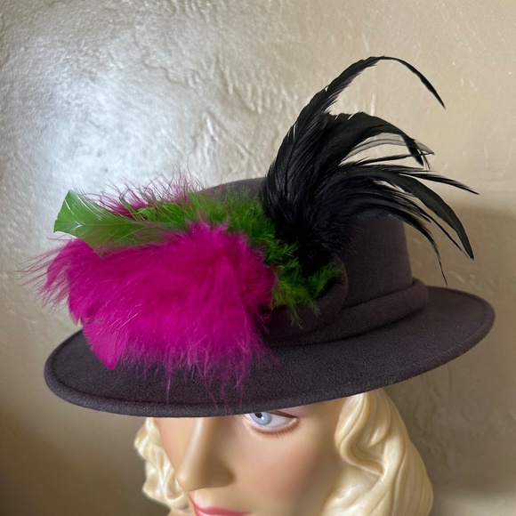 GRACEFUL DRK. COBALT BLUE FELT DESIGNER VINTAGE FEDORA + MULTICOLRED FEATHERS - Picture 4 of 13